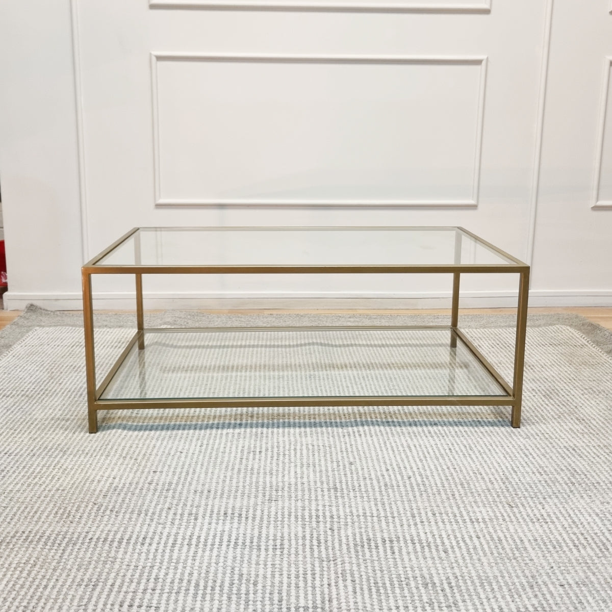 mesa de centro dorada de vidrio