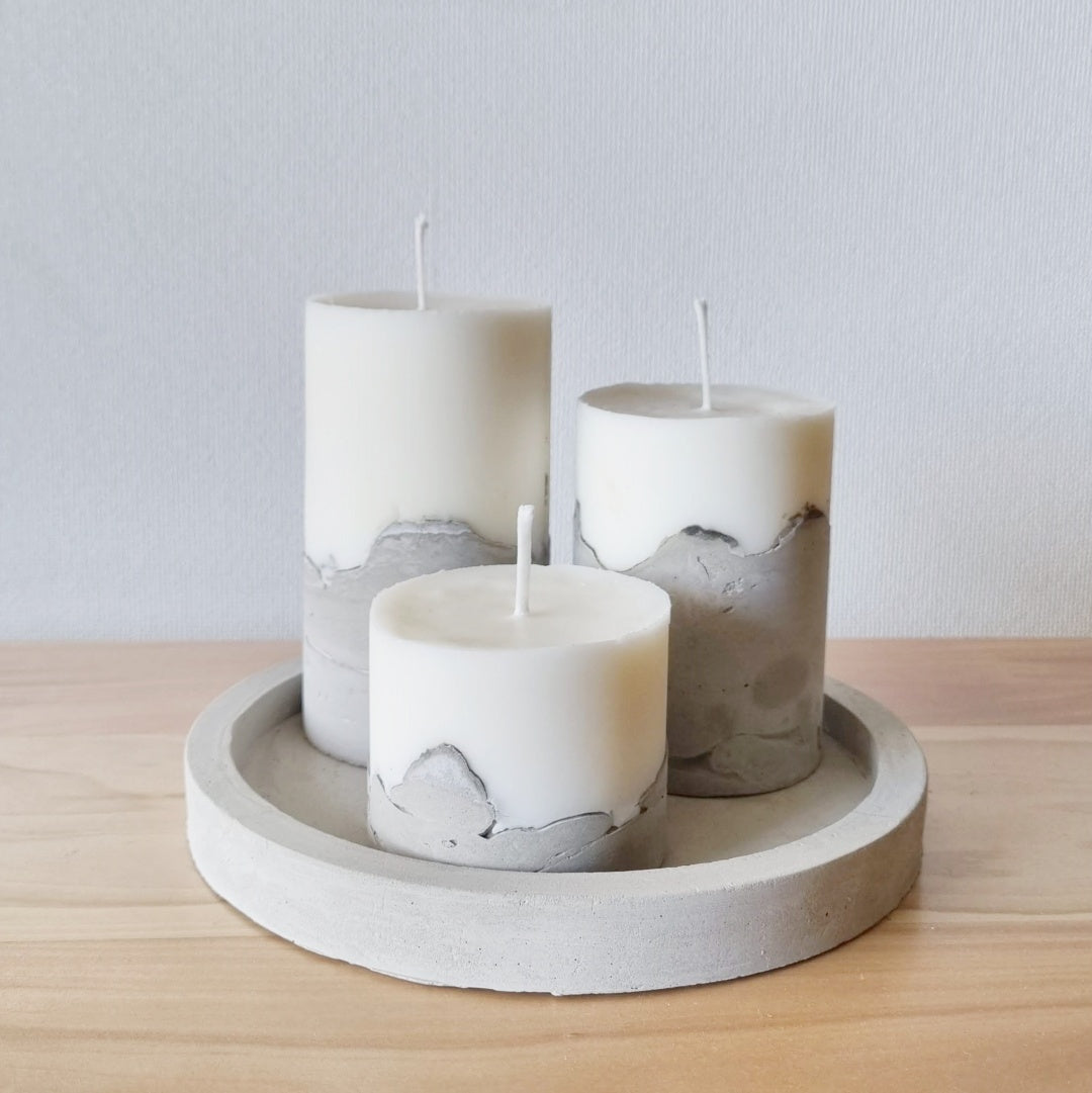 Set de Velas (6 cm, 10 cm, 13 cm) + Bandeja decorativa de Cemento Redonda
